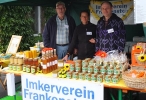 Das Frankensteiner Imkerteam am Informationsstand auf dem Pfungstaedter Bauernmarkt